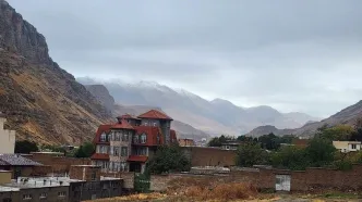 بارش برف پاییزی مردم را شگفت‌زده کرد