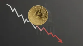 از اوج ۱۲۶هزار تا فاز «Max Pain»: بیت کوین زیر فشار هج فاندها و قانون‌گذار تا ۲۰۲۶